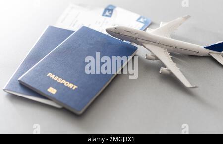 Flugtickets und Dokumente auf Holztisch, Draufsicht Stockfoto