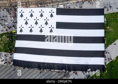 Nantes (Nordwestfrankreich), am 20. Februar 2022: Der größte Gwenn ha du (bretonische Flagge) der Welt, der von einem Verband, der es wünscht, in Nantes eingesetzt wird Stockfoto