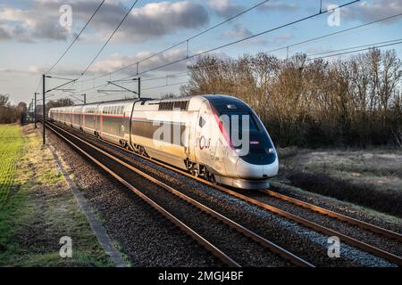 TGV Duplex, TGV inOui Hochgeschwindigkeitszug zwischen La Rochelle und Paris, hier in Croix-Chapeau (Mittelwestfrankreich) Stockfoto