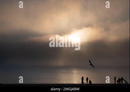 La Rochelle (Zentralöstfrankreich): Sonnenuntergang über dem Meer im Winter Stockfoto