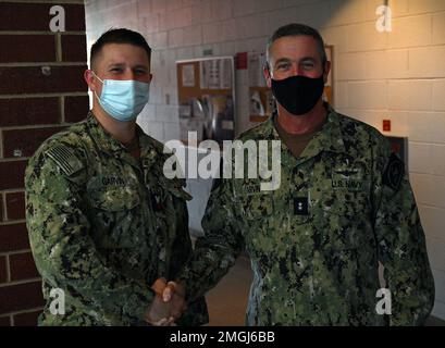 GROSSE SEEN, Illinois (24. August 2022) Hinten-Nachfolger Pete Garvin, Commander, Naval Education and Training Command (NETC), rechts, posiert für ein Foto mit Instructor Damage Controlman 1. Class Jeffrey S. Garvin bei einem Besuch des Surface Warfare Engineering School Command Great Lakes am 24. August 2022. Damage Controlman 1. Class Garvin war ein Ersthelfer als Feuerwehrmann an Bord der USS Bonhomme Richard (LHD 6), als der erste Bericht über schwarzen Rauch am 12. Juli 2020 gemeldet wurde. Im Rahmen eines dreitägigen Besuchs besichtigte Garvin Einrichtungen und arbeitete mit Matrosen an NETC-Schulen für oberirdische Kriegsführung und Kampfsysteme zusammen Stockfoto