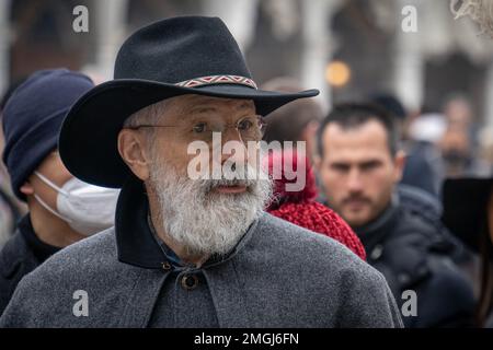 Ein intelligenter, grauhaariger alter Mann mit Bart und Schnurrbart in einem schwarzen Hut mit breiter Krempe und grauem Mantel im Stil des 19. Jahrhunderts im Carniv Stockfoto