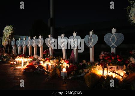 Hölzerne Herzen mit den Namen der Opfer der Massenerschießung Valentino Marcos Alvero, Hongying Jian, Yu LUN Kao, Lilian Li, My Nhan, Ming Wei Ma, Diana man L Stockfoto