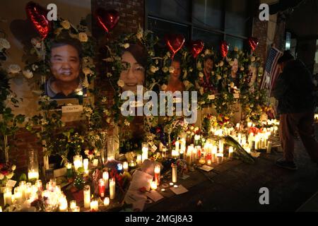 Fotos von Massenerschießopfern Xiujuan Yu, Diana Tom, Ming Wei Ma, Valentino Alvero und My Nhan in einer Gedenkstätte vor dem Star Ballroom Dance Studio am Donnerstag, 26. Januar 2023, in Monterey Park, Kalifornien Ein bewaffneter Mann tötete am 22. Januar 2023 mehrere Menschen im Tanzstudio des Ballsaals, während der Mondneujahrsfeier in der überwiegend asiatisch-amerikanischen Gemeinschaft stattfand. Stockfoto