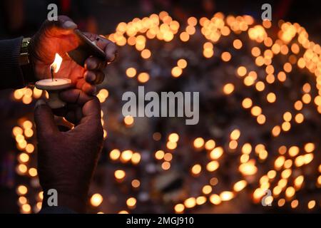 Kathmandu, Nepal. 26. Januar 2023. Ein Anhänger hält während des Saraswati Puja Festivals eine Butterlampe. Basantapanchami, oder Saraswati Puja, ist ein Tag, an dem Studenten Saraswati, die Göttin des Wissens und des Lernens, anbeten. An diesem Tag erhalten auch kleine Kinder ihren ersten Lese- und Schreibunterricht. Kredit: SOPA Images Limited/Alamy Live News Stockfoto