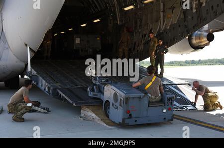 Flugzeuge laden einen Jammer auf die C-17 als Teil des Agile Combat Employment Trainings auf Joint Base McGuire-Dix-Lakehurst, N.J., 24. August 2022. Flugzeuge von 6. AS, 305. Air Mobility Wing führte integrierte Schulungen durch und nutzte Agile Combat Employment-Konzepte, um sich auf den Einsatz von Air Force Generation vorzubereiten. Durch das Training von ACE-Elementen können unsere Truppen mit unterschiedlichen Kapazitäten und Stützen arbeiten und so tödliche Kampfkraft erzeugen. Das AFFORGEN-Modell wird die für die Entsendung als zusammenhängende Einheiten erforderliche High-End-Bereitschaft erhöhen und eine rasche globale Mobilität zur Unterstützung von Kombattant C ermöglichen Stockfoto