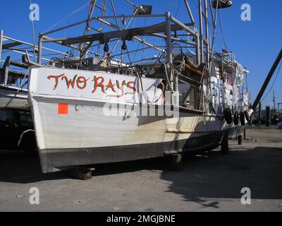 Nachwirkungen - versetzte Boote - Verschiedenes - 26-HK-28-215. ZWEI STRAHLEN an Land. Hurrikan Katrina Stockfoto