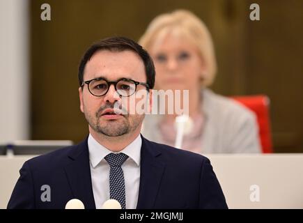 Potsdam, Deutschland. 26. Januar 2023. 26. Januar 2023, Brandenburg, Potsdam: Jan Redmann, Vorsitzender der CDU-Fraktion, spricht während der Sitzung des landesparlaments Brandenburg zu der auf Antrag der SPD-Fraktion vorgesehenen Tageszeit. Ulrike Liedtke, Präsident des staatsparlaments, sitzt hinter ihm. Kredit: dpa Picture Alliance/Alamy Live News Stockfoto