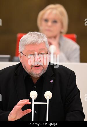 Potsdam, Deutschland. 26. Januar 2023. 26. Januar 2023, Brandenburg, Potsdam: Thomas Domres, parlamentarischer Direktor von die Linke, spricht während der Sitzung des landesparlaments Brandenburg zu der auf Antrag der SPD-Fraktion vorgesehenen Tageszeit. Ulrike Liedtke, Präsident des staatsparlaments, sitzt hinter ihm. Kredit: dpa Picture Alliance/Alamy Live News Stockfoto