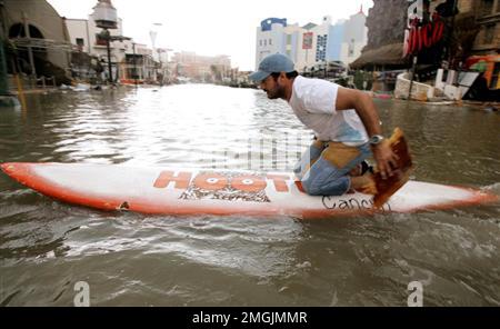 Hurrikan Wilma - Kommandozentrale Akten - 26-HK-439-53. Surfboard.bmp. Hurrikan Katrina Stockfoto