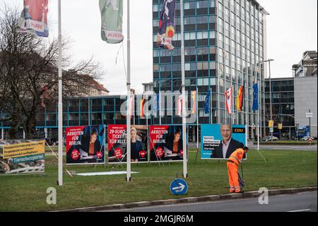 16.01.2023, Berlin, Deutschland, Europa - Plakate mit Wahlkampfplakaten der Sozialdemokratischen Partei Deutschlands SPD und der CDU. Stockfoto