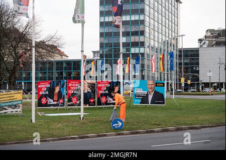 16.01.2023, Berlin, Deutschland, Europa - Plakate mit Wahlkampfplakaten der Sozialdemokratischen Partei Deutschlands SPD und der CDU. Stockfoto