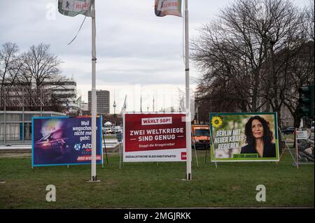 16.01.2023, Berlin, Deutschland, Europa - Plakate mit Wahlkampfposten von Alternative for Germany AfD, der SGP-Partei und der Grünen. Stockfoto