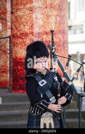 Edinburgh, Schottland 16. Oktober 2015 Ein Schotte in traditionellem schottischen Outfit, der Dudelsack entlang der Royal Mile in Edinburgh spielt Stockfoto