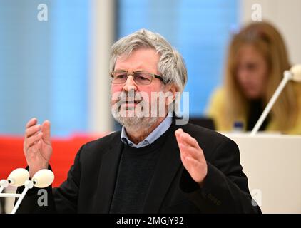 26. Januar 2023, Brandenburg, Potsdam: Axel Vogel (Bündnis 90/die Grünen), Brandenburgs Minister für Landwirtschaft, Umwelt und Klimaschutz, spricht während der Sitzung des landesparlaments Brandenburg zu der auf Antrag der SPD-Fraktion geplanten Tageszeit. Das landesparlament Brandenburg wird am Donnerstag anlässlich der Lebensmittelmesse der Grünen Woche in Berlin während der aktuellen Stunde (9:30 Uhr) über Maßnahmen zur Unterstützung der einheimischen Landwirtschaft diskutieren. Das landesparlament wird auch mögliche Reformen am Rundfunk Berlin-Brandenburg (RBB) erörtern. Foto: Soeren Stache/ Stockfoto