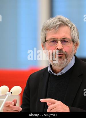 26. Januar 2023, Brandenburg, Potsdam: Axel Vogel (Bündnis 90/die Grünen), Brandenburgs Minister für Landwirtschaft, Umwelt und Klimaschutz, spricht während der Sitzung des landesparlaments Brandenburg zu der auf Antrag der SPD-Fraktion geplanten Tageszeit. Das landesparlament Brandenburg wird am Donnerstag anlässlich der Lebensmittelmesse der Grünen Woche in Berlin während der aktuellen Stunde (9:30 Uhr) über Maßnahmen zur Unterstützung der einheimischen Landwirtschaft diskutieren. Das landesparlament wird auch mögliche Reformen am Rundfunk Berlin-Brandenburg (RBB) erörtern. Foto: Soeren Stache/ Stockfoto