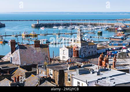 Blick in Richtung Royal Harbour und West Pier Leuchtturm, Ramsgate, Kent, England Stockfoto