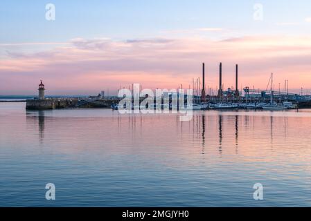 Sonnenuntergang über Ramsgate Royal Harbour Marina, dem einzigen königlichen Hafen des Landes, Kent, England Stockfoto