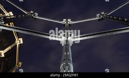 Gusseisenrahmen von Gasholder No. 8 by Night, King’s Cross, London, Vereinigtes Königreich. Stockfoto