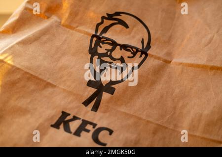 WLADIWOSTOK, RUSSLAND - 10. JANUAR 2023: KFC-Logo auf Papiertüte. Stockfoto