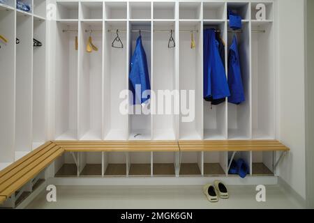 In der Umkleidekabine des Operationssaals hängen Sie blaue Tunika auf Stockfoto