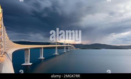 Peljesac-Brücke, Kroatien. Panoramabild der schönen modernen mehrspan Kabel-blieb Peljesac-Brücke über das Meer in Dubrovnik-Neretva County, Kroatien Stockfoto