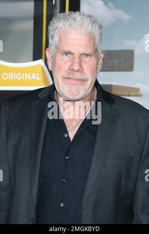 17. Januar 2023, Los Angeles, CA, USA: LOS ANGELES - 17. JANUAR: Ron Perlman bei der Premiere der Poker Face Series im Hollywood Legion Theater am 17. Januar 2023 in Los Angeles, CA (Kreditbild: © Kay Blake/ZUMA Press Wire) – NUR REDAKTIONELLE VERWENDUNG! Nicht für den kommerziellen GEBRAUCH! Stockfoto