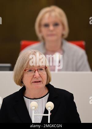 26. Januar 2023, Brandenburg, Potsdam: Christine Wernicke, geschäftsführende Direktorin des Parlaments BVB/Freie Wähler, spricht während der Sitzung des landesparlaments Brandenburg zu der auf Antrag der SPD-Fraktion geplanten Tageszeit. Ulrike Liedtke, Präsidentin des staatsparlaments, sitzt hinter ihr. Das landesparlament Brandenburg wird am Donnerstag anlässlich der Lebensmittelmesse der Grünen Woche in Berlin während der aktuellen Stunde (9:30 Uhr) über Maßnahmen zur Unterstützung der einheimischen Landwirtschaft diskutieren. Das staatsparlament wird auch bei Rundfunk Berlin-Brand über mögliche Reformen diskutieren Stockfoto