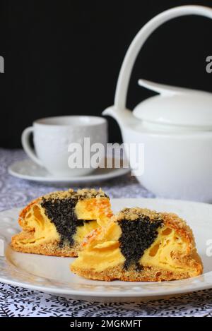 Zwei Stücke hausgemachter Mohn-Quark-Kuchen auf weißem Teller Stockfoto