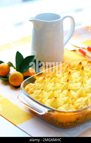 Cottage Pie (Kartoffel- und Fleischgratin) in Backform Stockfoto