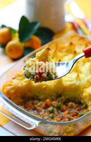 Hüttenkuchen mit Kartoffeln und Fleisch. Hausgemachtes leckeres Gratin in Backform zum Abendessen. Stockfoto