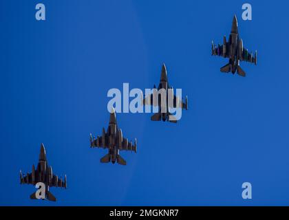 Ein vier-Schiff der USA Air Force F-16C Fighting Falcons, der 555. Kampfgeschwader des 31. Kampfflügels, Luftstützpunkt Aviano, Italien, zugeteilt, bereitet sich auf die Landung am Royal Air Force Base Lakenheath, Vereinigtes Königreich, am 24. August 2022 vor, um die Übung Cobra Warrior 2022 der Royal Air Force vorzubereiten. Die Partnerschaften, die durch wiederkehrende Ausbildungsveranstaltungen wie Cobra Warrior geschaffen wurden, unterstützen die Fähigkeit der NATO, bei Bedarf strategische Truppen im Theater einzusetzen, besser. Stockfoto