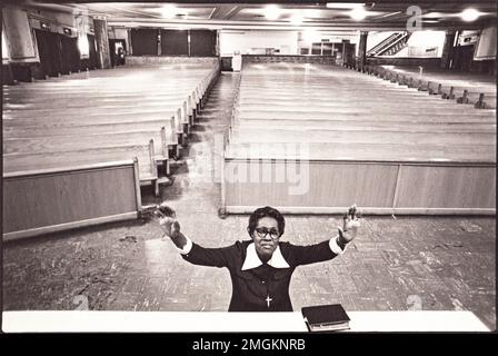 Pfingstalministerin Schwester Ollie Smith in ihrer Brooklyn Church. Sie besuchte regelmäßig den Son of Sam, David Berkowitz, und enthüllte in einem Interview, dass er auch ein Pfingstminister sein wollte, um "andere Sünder zu retten". 1987 wurde Berkowitz christlicher Minister. Das ist ein 1981-Dollar-Foto. Stockfoto