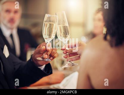 Erfolg, Hände oder Champagner anstoßen auf einer Party zur Feier von Toren, Errungenschaften oder Neujahr bei einer Luxusveranstaltung. Motivation, Glückwünsche oder Freunde Stockfoto