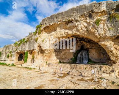 Die Grotta del Ninfeo ist eine künstliche Höhle im Felsen des Temenitenhügels (benannt nach den griechischen Temenos, „bewachsenes Viertel“) - Neapolis Archäologischer Park - Syrakus, Sizilien, Italien Stockfoto