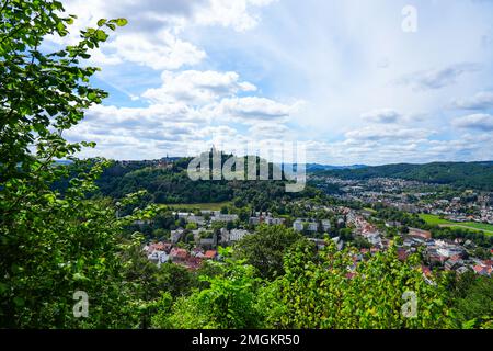 Blick auf Marsberg und die umliegende Landschaft. Luftaufnahme. Blick vom Bilstein Tower. Stockfoto