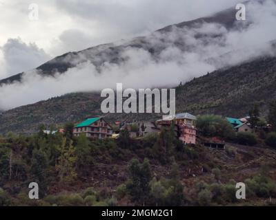 Lahaul und Spiti, Himachal Pradesh, Indien - 12. September 2021 : Dorf in den Wolken. Stockfoto