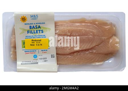 Skinless & boneless Basa Filets (Pangasius hypophthalmus) von M&S - Unsere Basa hat einen milden Geschmack und eine saftige, kleine abblätternde Textur, die in Großbritannien verkauft wird Stockfoto