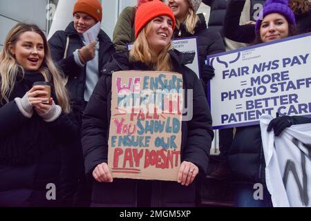 London, Großbritannien. 26. Januar 2023 Gecharterte Gesellschaft für Physiotherapie (CSP) vor dem Universitätsklinikum, da Tausende von NHS-Physiotherapeuten zum ersten Mal streiken. Kredit: Vuk Valcic/Alamy Live News Stockfoto