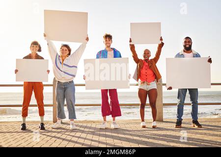 Porträt, Plakat und Vielfalt mit Freunden, die zusammen Beschilderung zum Protest auf der Promenade am Meer halten. Freiheit, Mockup und Plakatwand mit einem Mann Stockfoto