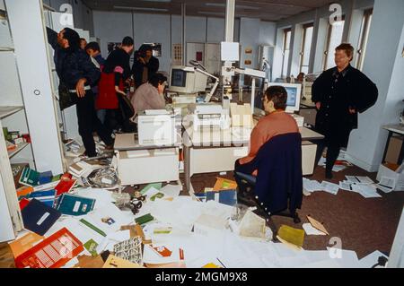 Paris, Frankreich, Gruppe Menschen, AIDS-Aktivisten, Protest gegen die Diskriminierung von HIV-Personen durch die Regierung, Büro "Caisse aides aux Familles", durchsucht, Aktion ziviler Ungehorsam (Archiv Foto) Stockfoto