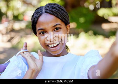 Schwarze Frau, Einkaufen und Porträt lächeln für Selfie, soziale Medien oder Post im Outdoor Park mit Taschen. Glückliche afroamerikanische Kauffrau Stockfoto