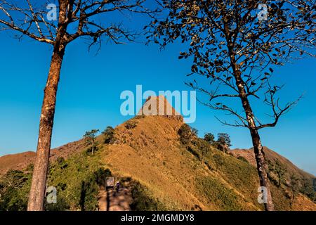 Blick auf die Messerkante Klettern Sie auf Khao Chang Phueak, Thong Pha Phum Nationalpark, Kanchanaburi, Thailand Stockfoto