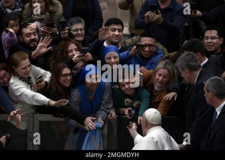 Vatikanstadt, Vatikan 25. januar 2023. Papst Franziskus begrüßt die Gläubigen während seiner wöchentlichen allgemeinen Audienz in der Halle von Papst Paul VI. Im Vatikan. Maria Grazia Picciarella/Alamy Live News Stockfoto