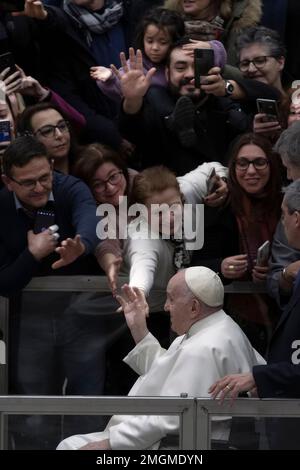 Vatikanstadt, Vatikan 25. januar 2023. Papst Franziskus begrüßt die Gläubigen während seiner wöchentlichen allgemeinen Audienz in der Halle von Papst Paul VI. Im Vatikan. Maria Grazia Picciarella/Alamy Live News Stockfoto