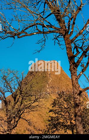 Blick auf die Messerkante Klettern Sie auf Khao Chang Phueak, Thong Pha Phum Nationalpark, Kanchanaburi, Thailand Stockfoto