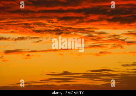 Hintergrundbild mit Wolken in extremen Farben eines Sonnenuntergangs. Der Himmel scheint zu brennen. Foto aus der Natur Stockfoto