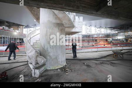 26. Januar 2023, Hamburg: Die Treppe des renovierten Tauchturms mit 10 Meter dicker Tafel ist während einer Medientour auf der Baustelle der Alster-Schwimmhalle zu sehen. Die Kernrenovierung des Hallenbads, das 1973 eröffnet wurde, macht entsprechend seinem Status als denkmalgeschütztes Gebäude gute Fortschritte. Der Swimmingpool, der seit 2020 geschlossen ist, ist nach Angaben des Betreibers Bäderland eine der größten Baustellen für Schwimmbäder in Europa. Foto: Christian Charisius/dpa Stockfoto