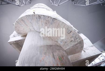 26. Januar 2023, Hamburg: Die Treppe des renovierten Tauchturms mit 10 Meter dicker Tafel ist während einer Medientour auf der Baustelle der Alster-Schwimmhalle zu sehen. Die Kernrenovierung des Hallenbads, das 1973 eröffnet wurde, macht entsprechend seinem Status als denkmalgeschütztes Gebäude gute Fortschritte. Der Swimmingpool, der seit 2020 geschlossen ist, ist nach Angaben des Betreibers Bäderland eine der größten Baustellen für Schwimmbäder in Europa. Foto: Christian Charisius/dpa Stockfoto