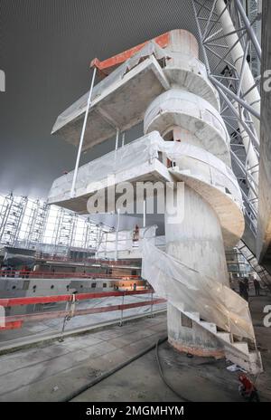 26. Januar 2023, Hamburg: Der renovierte Tauchturm mit 10 m langem Brett ist während einer Medientour auf der Baustelle der Alster-Schwimmhalle zu sehen. Die Kernrenovierung des Hallenbads, das 1973 eröffnet wurde, macht entsprechend seinem Status als denkmalgeschütztes Gebäude gute Fortschritte. Der Swimmingpool, der seit 2020 geschlossen ist, ist nach Angaben des Betreibers Bäderland eine der größten Baustellen für Schwimmbäder in Europa. Foto: Christian Charisius/dpa Stockfoto